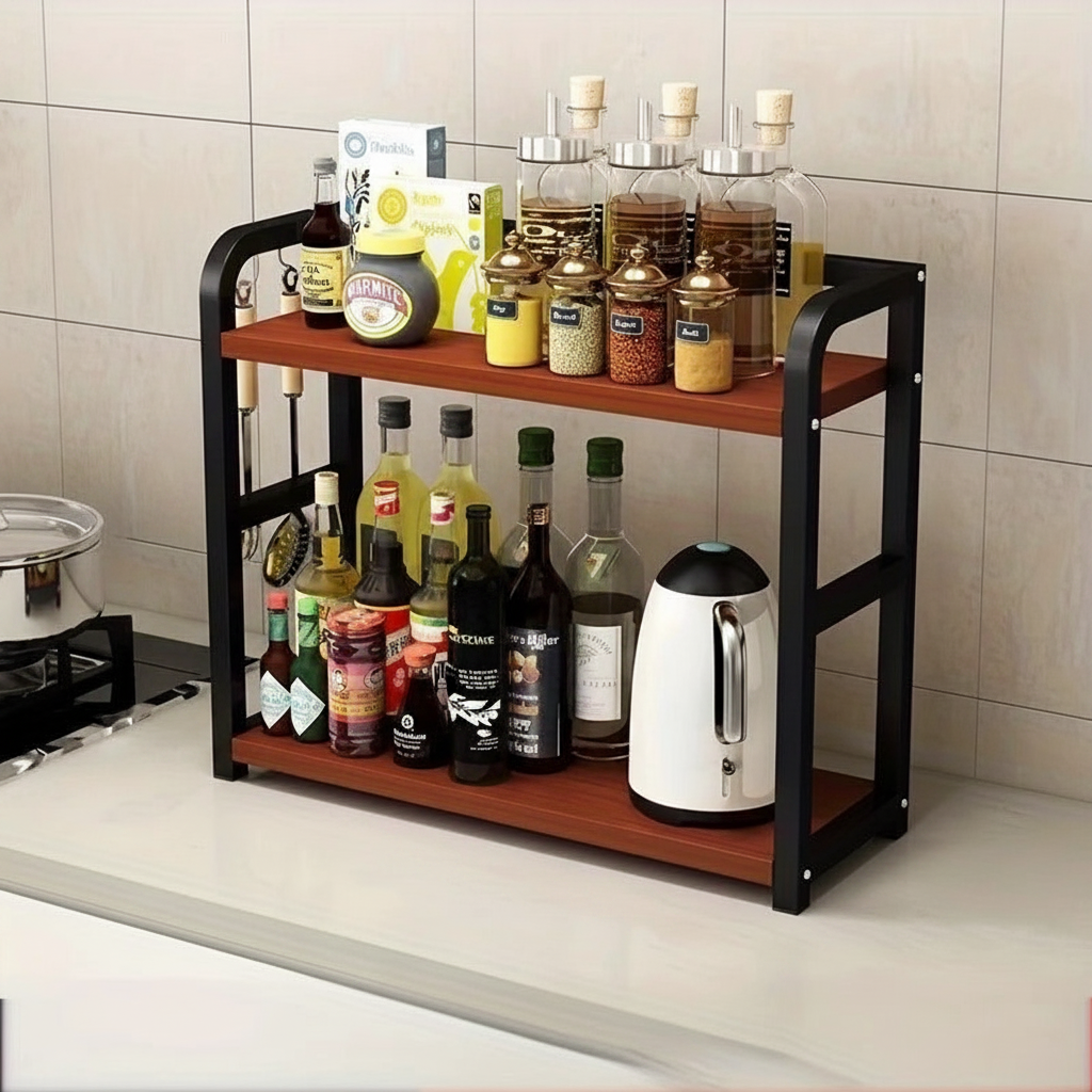 Étagère cuisine de couleur teck sur un mur carrelé beige