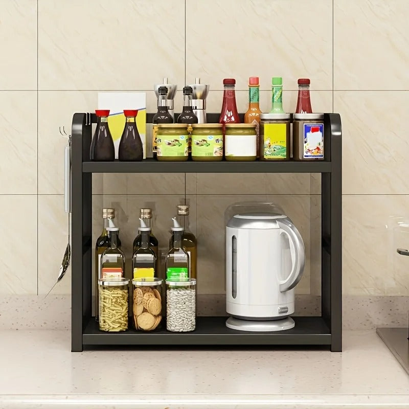 Étagère de cuisine noire sur un mur carrelé beige