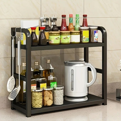 Étagère de cuisine toute  noire avec divers condiments